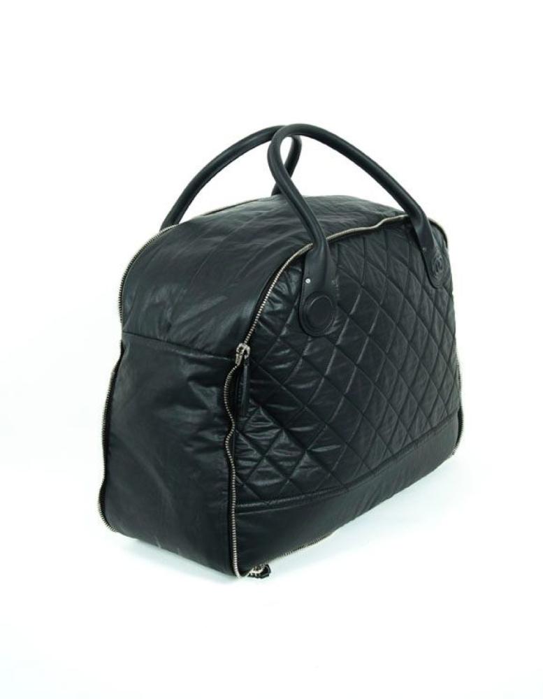 CHANEL

Grand sac 50cm transformable en ciré matelassé noir, fermeture éclair parcourant l’intégralité du sac, double anse, poche intérieur et extérieure zippée très.bon état. Carte d’authenticité. Hologramme