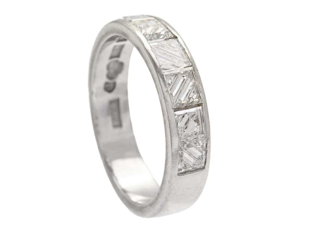 Jewellery

Eternity ring

RING, 18K white gold, 6 fantasy cut diamonds approx. 0,68 ctw, approx. TW/VVS, Fritz Walentin Nilsson, Stockholm 1967, size 16,25 mm, weight 4,8 g, altered ring size, one diamond moves in the setting, two diamonds has notches.
