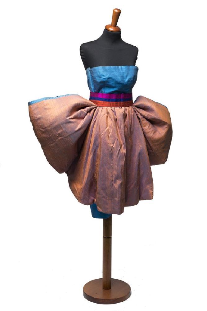 ROBERTO CAPUCCI Abito corto in shantung nei toni degli

ROBERTO CAPUCCI Abito corto in shantung nei toni degli