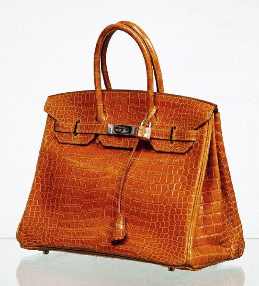 HERMES Paris made in France année 2005

Exceptionnel sac "Birkin" 35cm en crocodile porosus orange, attaches et fermoir palladium, double poignée, clefs, cadenas recouvert, protège-pluie. Très bon état. Ce lot a été confectionné dans les parties d’espèces de crocodylidaes spp, classées aux Annexes II/B de la Convention de Washington et de la Règle 338/97 du CE du 9/12/1996. Pour une sortie de l’UE un CITES d’export sera nécessaire celui-ci étant à la charge du futur acquéreur.