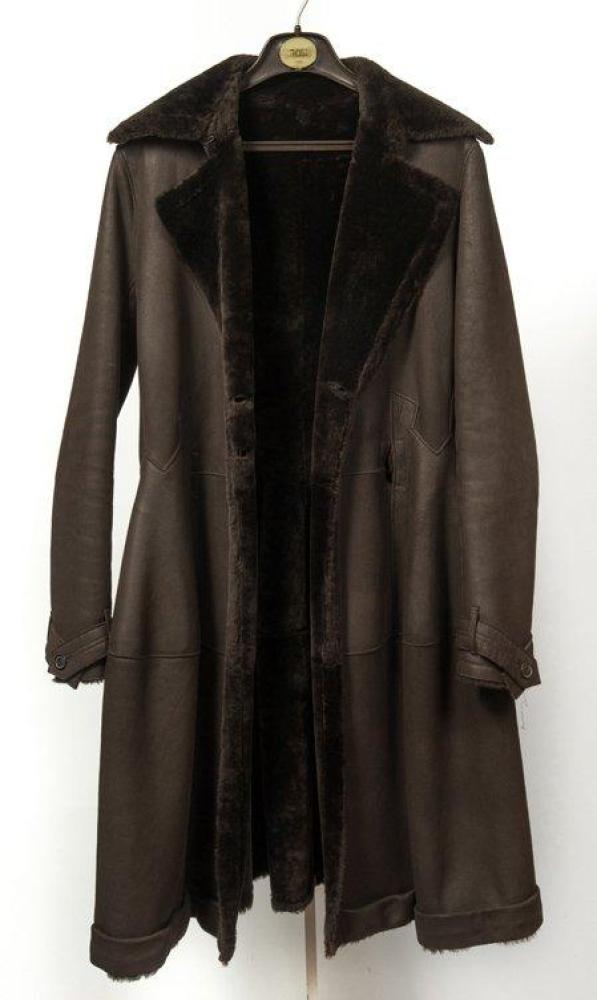 VIONNET

Manteau en peau lainée marron, col tailleur, double boutonnage, jupe ample avec effet de découpes (sans griffe, taches, manque ceinture).