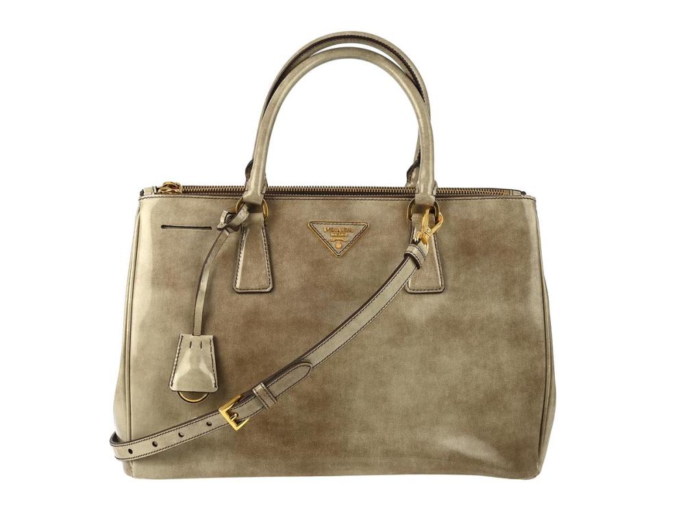 Accessories

Handbags

BAG, PRADA, Galleria Bag, beige patent leather, gold-tone hardware, 34x22x15 cm, detachable shoulder strap, certificate from 2013, box.