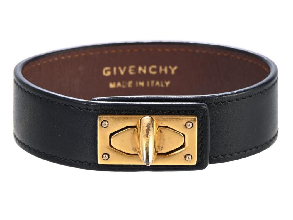 Accessories

Miscellaneous

BRACELET, GIVENCHY, black leather, gold-tone hardware, size M, length approx. 20 cm, signs of wear.