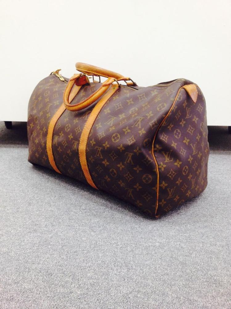 Louis VUITTON année 1991

Sac «Keepall» 50cm en toile monogram et cuir naturel, fermeture éclair à double curseur, double poignée, cadenas. (Usures, manque cadenas, taches)