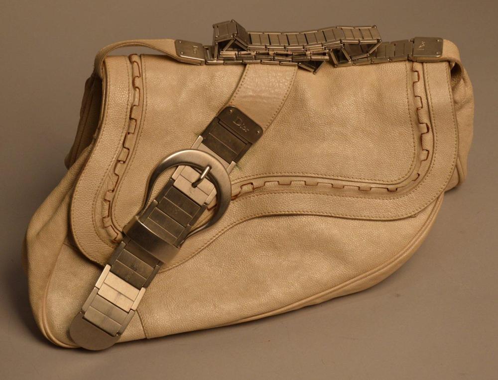 Christian DIOR

Sac à main "Selle" en cuir beige irisé, anse en métal articulé Dans son dustbag 26x35x7 cm (tâches)