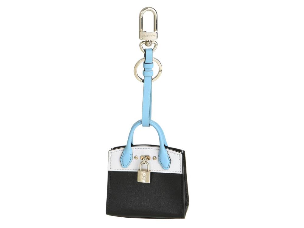 Accessories

Key rings

NYCKLRING, LOUIS VUITTON, Charm Key Ring City Steamer Bag, black leather, grey leather, light blue leather, 8x7,5x3 cm, marked MP1786.