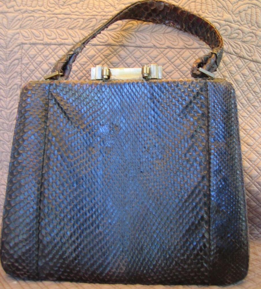 Collection de cols-cravates pour femme, années...

Collection de cols-cravates pour femme, années 30. Cols à nouer de jour et du soir en linon, organdi brodé ou imprimé, panne de velours, lurex, pavage de perles, rubans de passementerie, daim estampé...15 modèles. On joint: un sac serpent, vers 1930