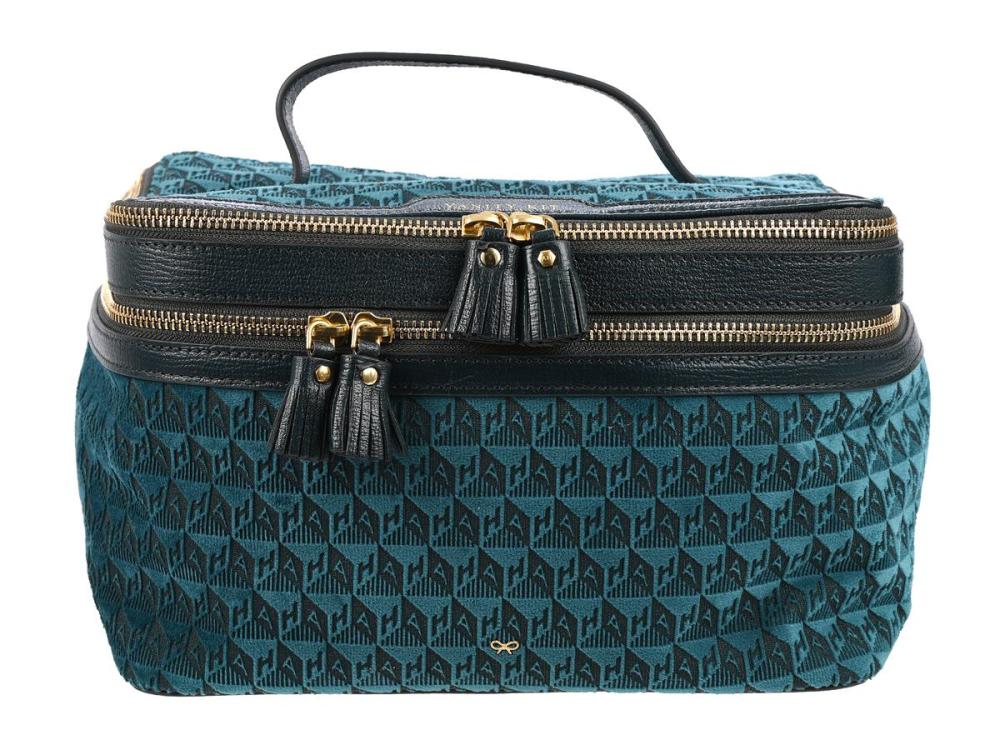 Accessories

Necessaires

TOILETRY CASE, BITS & BOBS, green velvet. dark green leather, gold-tone hardware, 25x13x17 cm,
