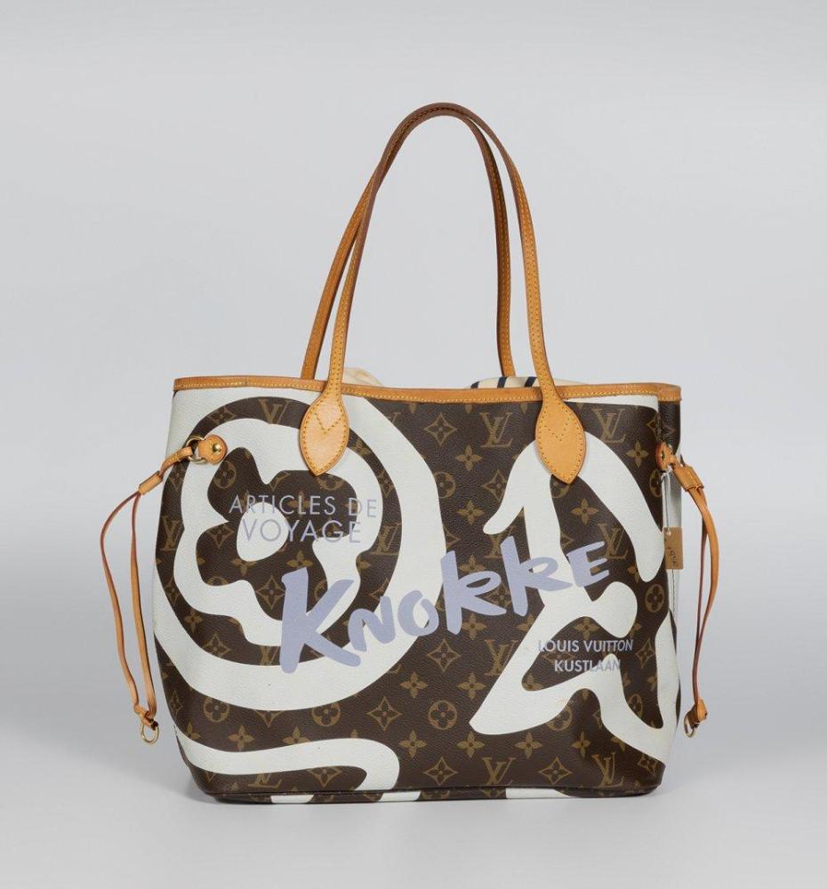 Description

LOUIS VUITTON.
Neverfull Cancun MM bag. Limited edition.
Monogram canvas with contemporary white graphics and typographic details. Brown leather hardware with gold-tone metal hardware. Double top handle and fabric lined interior with zippered pocket.
Measurements: 32 x 29 x 16 cm.

The Louis Vuitton Neverfull MM Cancun bag is part of the iconic Neverfull line, one of the most recognizable totes of the maison since its launch in 2007. The limited edition "Cancun" reinterprets this icon through a more summery aesthetic, incorporating visual references inspired by the tropical environment and the iconography of travel.