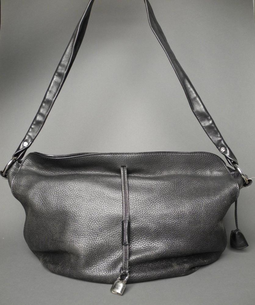 CELINE

Grand sac en cuir grainé noir souple Grand anse bandoulière Dim: 42 x 32 cm Avec son dustbag