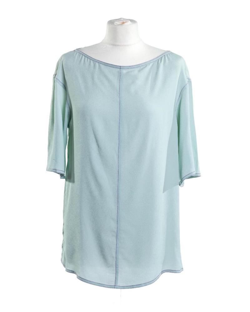 Description
Marni.

A brand new crew neck blouse, in white pepper, detailed with purple stitching, 69% acetate, 31% silk, of Italian size 40 (approx. UK size 8)

Grade B
