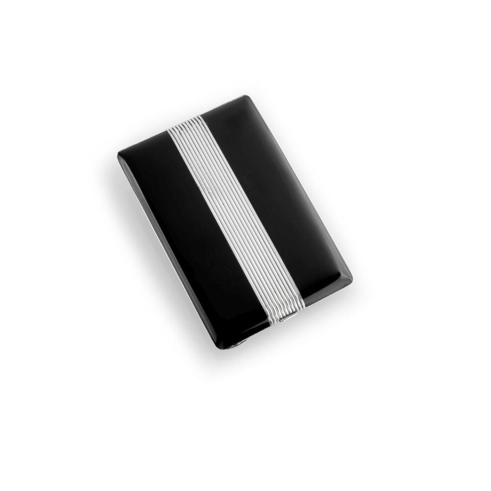 Description
STRAUSS, ALLARD & MEYER POUR KIRBY BEARD & Co - ANNÉES 1925
ÉTUI À CIGARETTES LAQUE NOIRE ARGENT GODRONS
Il est de forme rectangulaire en laque noire. Larges bandes en argent godronné sur les deux faces. Monture en argent. A l’intérieur un magnifique et rare décor de bambou vermeillé très finement gravé. Pince à décor de croisillons. Travail français, poinçon de maitre de Strauss, Allard & Meyer, signé Kirby Beard & Co. Numéroté 15542.
Poids brut : 161,20 gr. (minuscule éclat dans un coin).
Dimensions : 12,3 x 8,4 x 1,1 cm.
C’est le bambou porte-bonheur qui est la raison de ce luxueux décor gravé.


A black lacquer, silver, gilded silver engraved by Strauss, Allard & Meyer for Kirby Beard. French assay mark and SAM maker’s mark. Signed Kirby Beard and numbered.
Gross weight : 161,20 gr. (slight chip)
Dimensions : 12,3 x 8,4 x 1,1 cm.