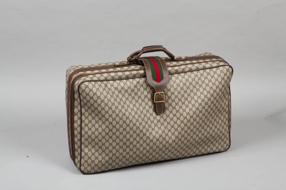 GUCCI

Valise souple en toile chinée beige et marron et cuir sanglier, fermeture éclair, poignée, fermeture sangle bicolore. Nous y joignons une pochette à l’identique, clefs, cadenas, porte-noms. Dimensions: 73 x 44 x 20 cm. Bon état