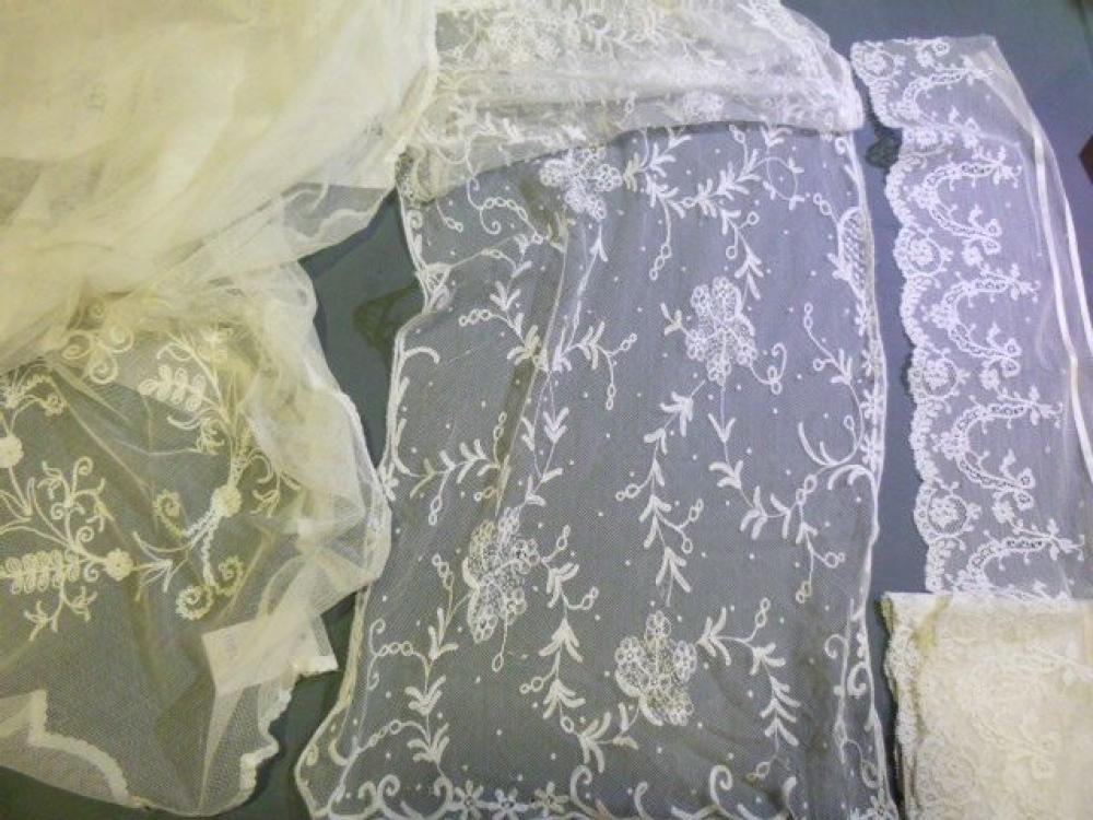 Petit voile de mariée et étole en tulle mécanique...

Petit voile de mariée et étole en tulle mécanique brodé, rinceaux fleuris fond à pois, 40 x 170 cm (très bel état). On joint:un métrage de dentelle mécanique pouvant border un voile. (env. 3,50 m)