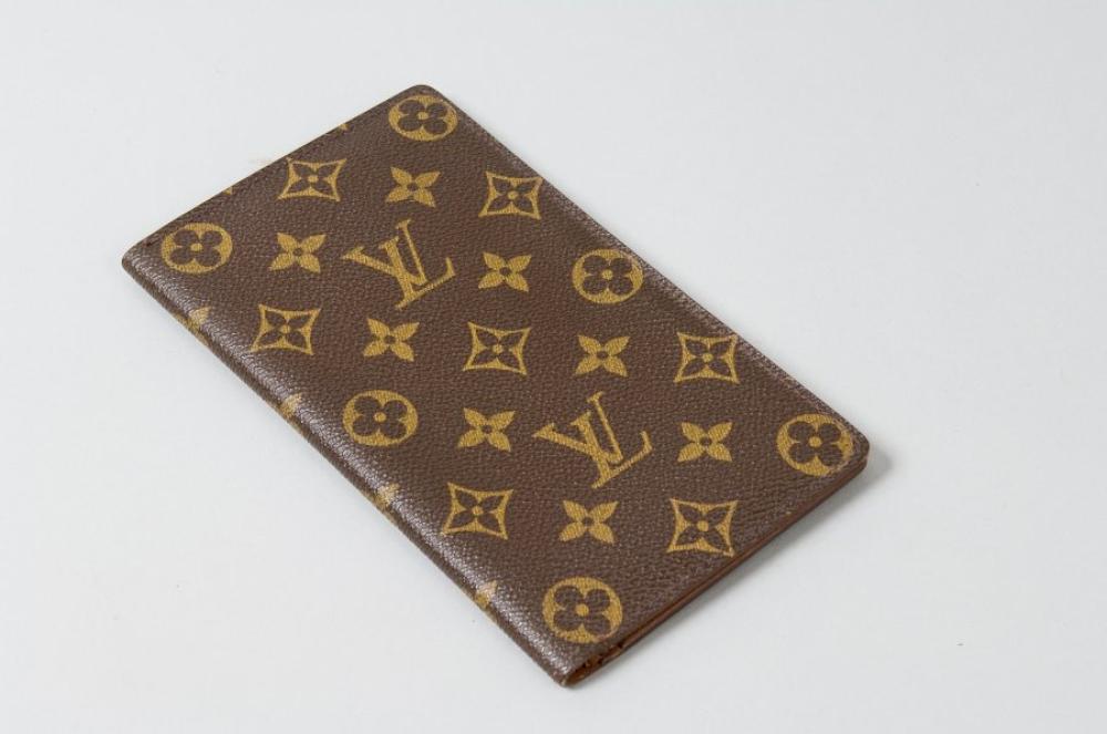 Louis VUITTON

Porte-chéquier cartes crédits en toile monogram (usures)