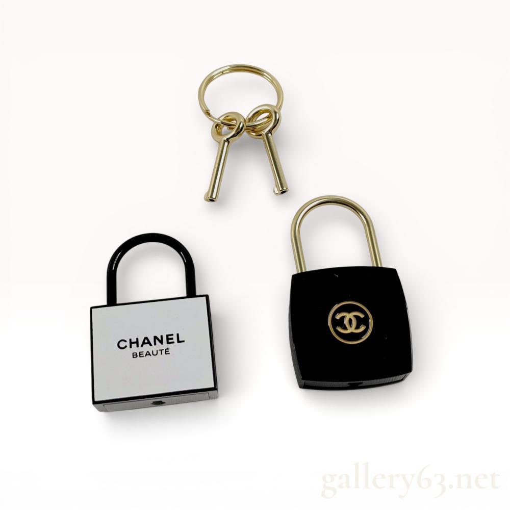 Description
Authentic Chanel novelty accessory set including two decorative padlock charms. One padlock finished in black with a gold-tone interlocking CC logo on the front. One padlock finished in white and black featuring printed âCHANEL BEAUTÃâ text. Set accompanied by a small gold-tone key ring with two keys. Items presented as brand novelty accessories, not functional locks. These would make some killer necklace pendants.