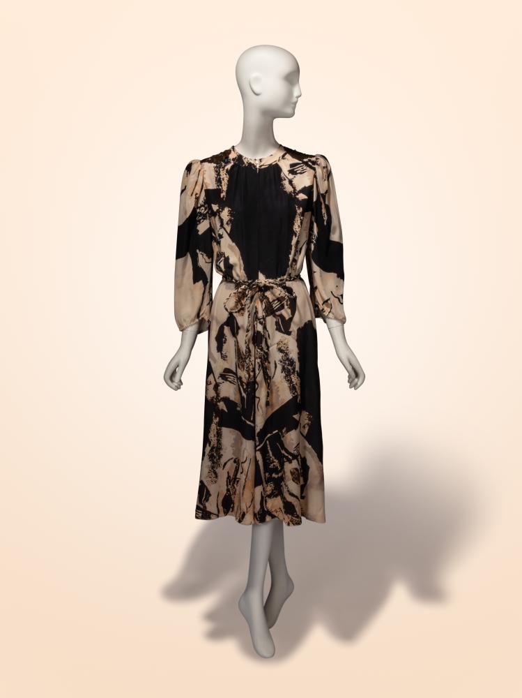 Thea Porter, Abstract Printed Silk Dress

Thea Porter, Abstract Printed Silk Dress



Dress in a beige & black abstract-printed silk crêpe de chine. Flat band collar. Sequin & bead embellished patches at shoulders. Gathering throughout bodice. Three-quarter length sleeves with gathered sleeve heads. Midi-length A-line skirt. Four hook-and-eye closures at bodice; zipper closure at front of skirt. Mostly lined. With detached braided self-fabric belt.

Label: Thea Porter Couture
Size Label: 12
Date: 1970’
Country of Origin: England

Approximate Measurements:
Shoulders: 15"
Sleeve (center back neck to hem): 27“
Chest: 39“
Waist: 28“
Hips: 46“
Length (high shoulder point to hem): 48“


From the Haute Couture Collection of Ninotchka Manus

This lot is located in Chicago.