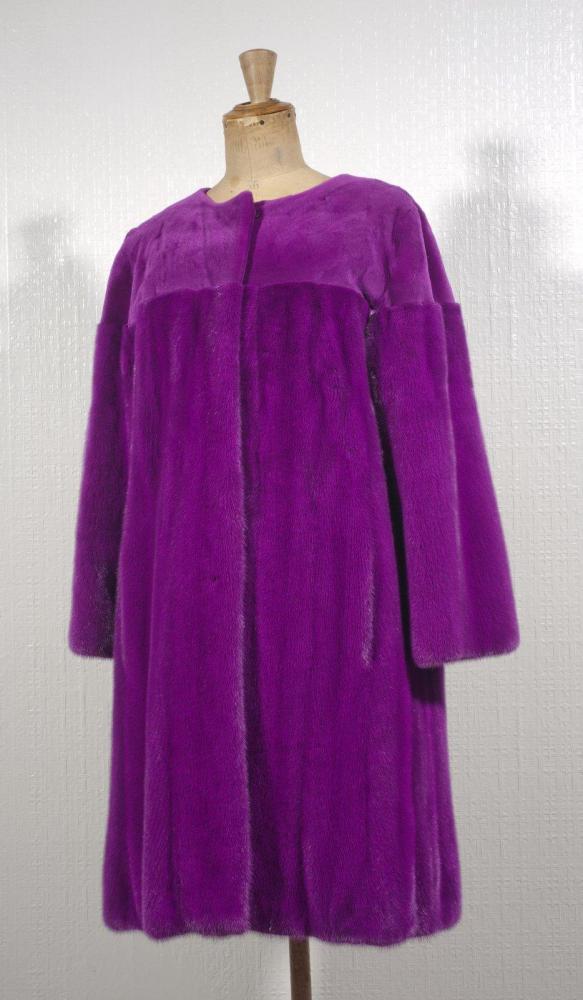 BY LUCIE

9/10 en Vison femelle lustré fuchsia, empiècements en Vison femelle rasé, encolure ronde, simple boutonnage