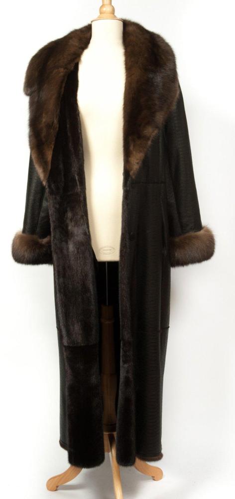 Long manteau réversible en envers cuir noir…

Long manteau réversible en envers cuir noir imprimé façon python et Vison femelle dark saga, col cranté et poignets en Zibeline brune de Russie, simple boutonnage à deux boutons, poches verticales