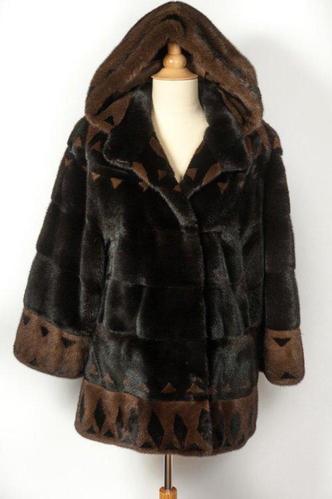 PAJARO

7/8ème À capuche en Vison bicolore dark et scanbrown saga, travail horizontal à incrustations de frise, simple boutonnage à un bouton, deux poches horizontales.