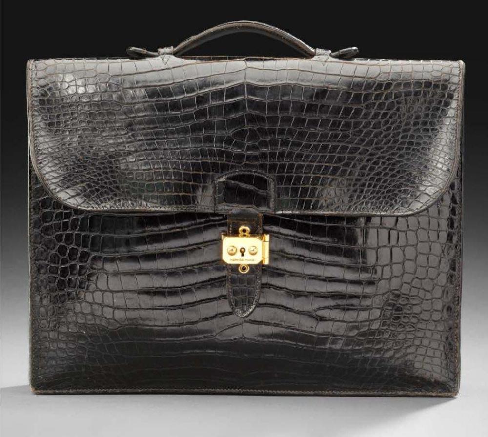 HERMES

Serviette "Sac dépêche" en crocodile noir, deux soufflets. Dim: 37.5 x 33 cm Avec sa pochette. Usures