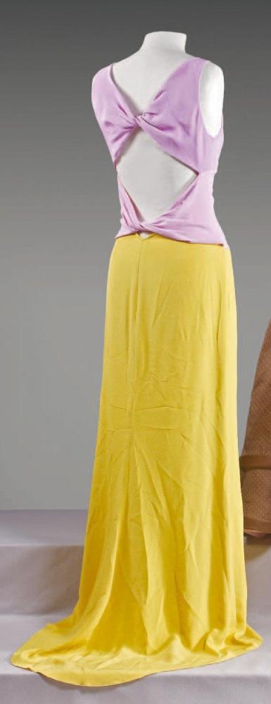 VALENTINO Boutique, circa 2000

Robe longue en crêpe, buste bicolore parme, rose à décolleté bateau, sans manches, jupe fluide à traîne jaune, dos nu agrémenté sur chaque couleur d’un noeud. Griffe blanche, graphisme noir