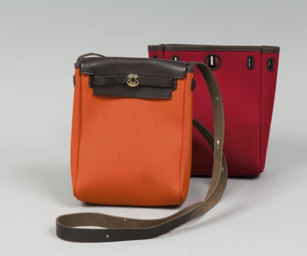 HERMÈS Paris made in France

*Mini sac «Herbag» à l’épaule en toile orange, toile rouge interchangeable et cuir marron, fermoir clou de selle en plaqué or, excellent état.