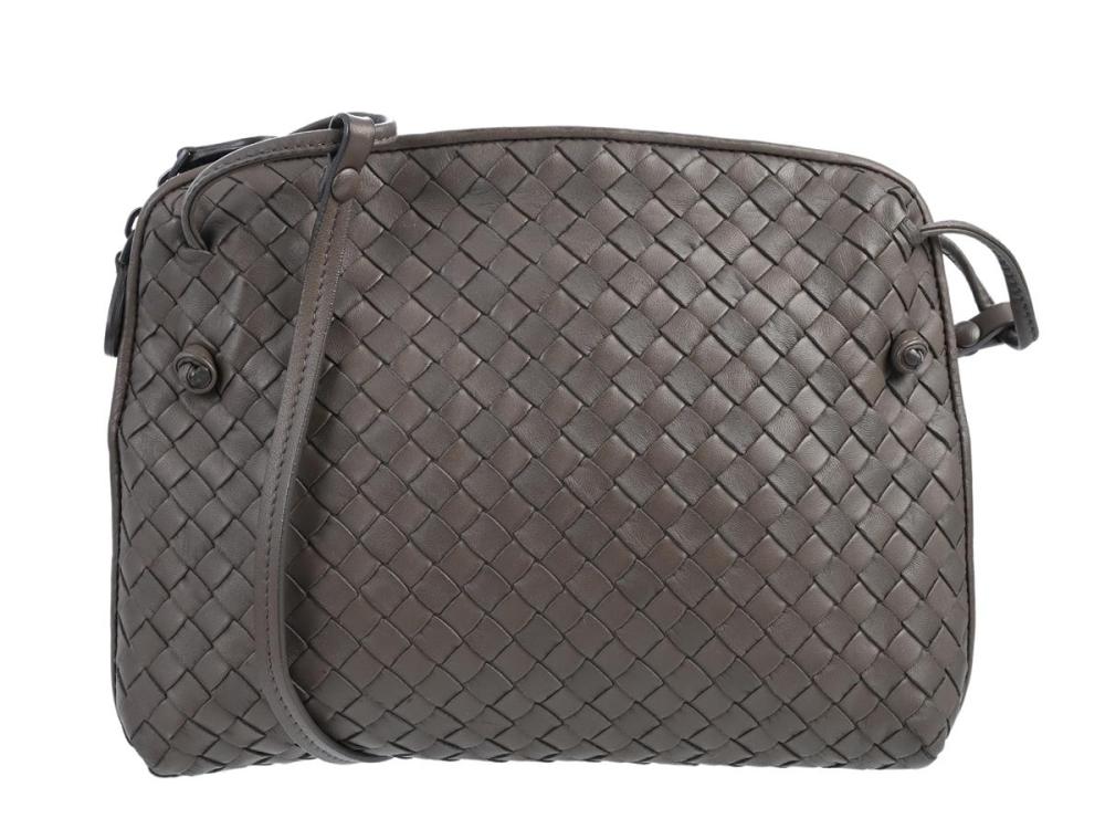 Accessories

Handbags

BAG, BOTTEGA VENETA, brown twined leather, dark hardware, 25x20x4 cm, signs of wear, dustbag.
