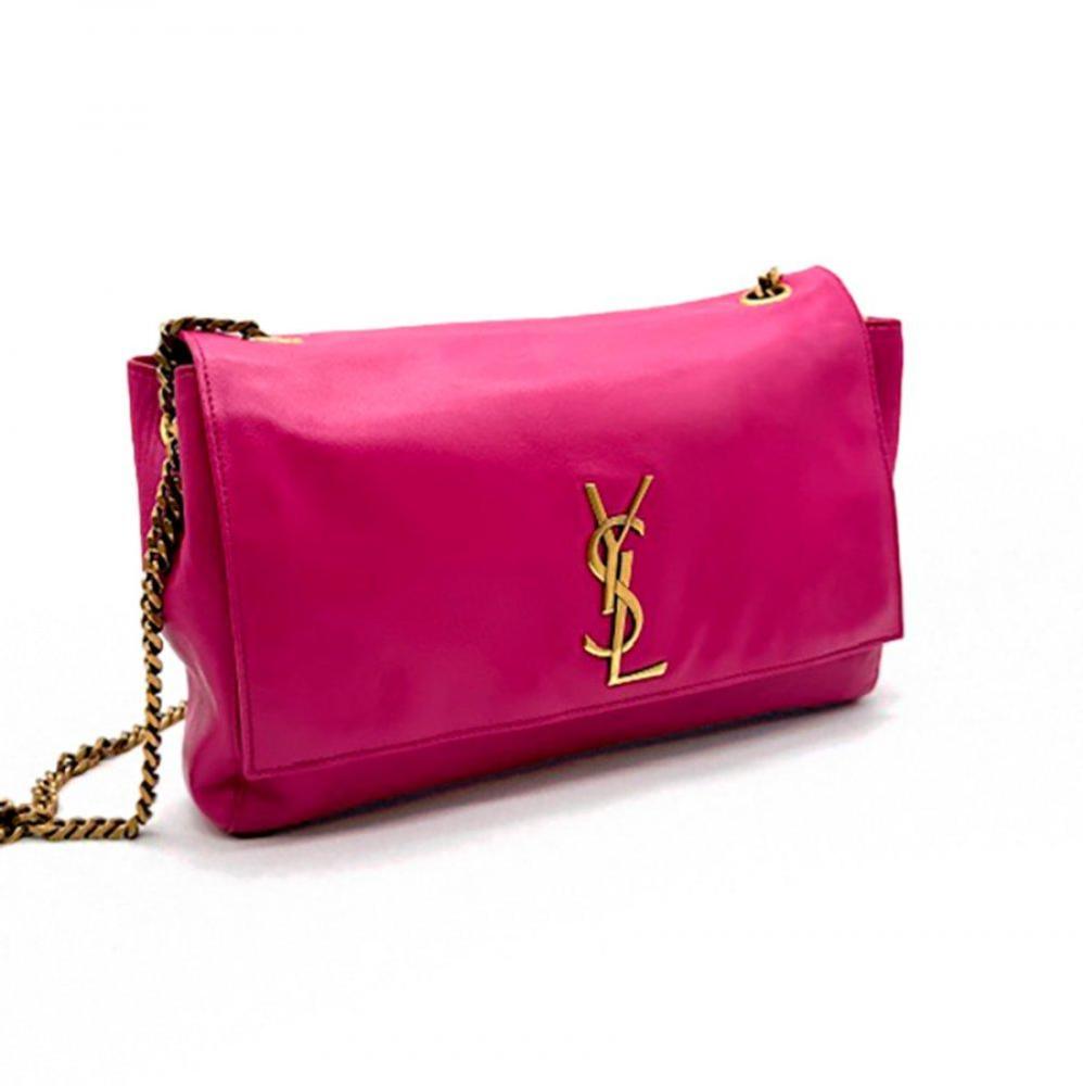 Description

YVES SAINT LAURENT.
Kate Reverse.
Reversible bag that stands out for its versatile design and vibrant fuchsia hue. It alternates between an elegant suede finish and a smooth leather version. With YSL logo and gold metal chain.
In good condition.
Measurements: 29 x 18 cm.