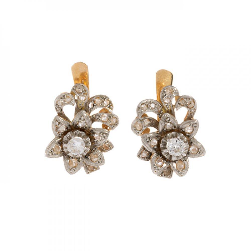 Description

Pair of earrings from the 1920s in 18k yellow gold with views in platinum. Floral shapes with diamonds, old brilliant cut and rose cut, total weight 0.80 ct. Spade clasp.
Weight: 8 g.
Measurements: 19 x 15 mm.
