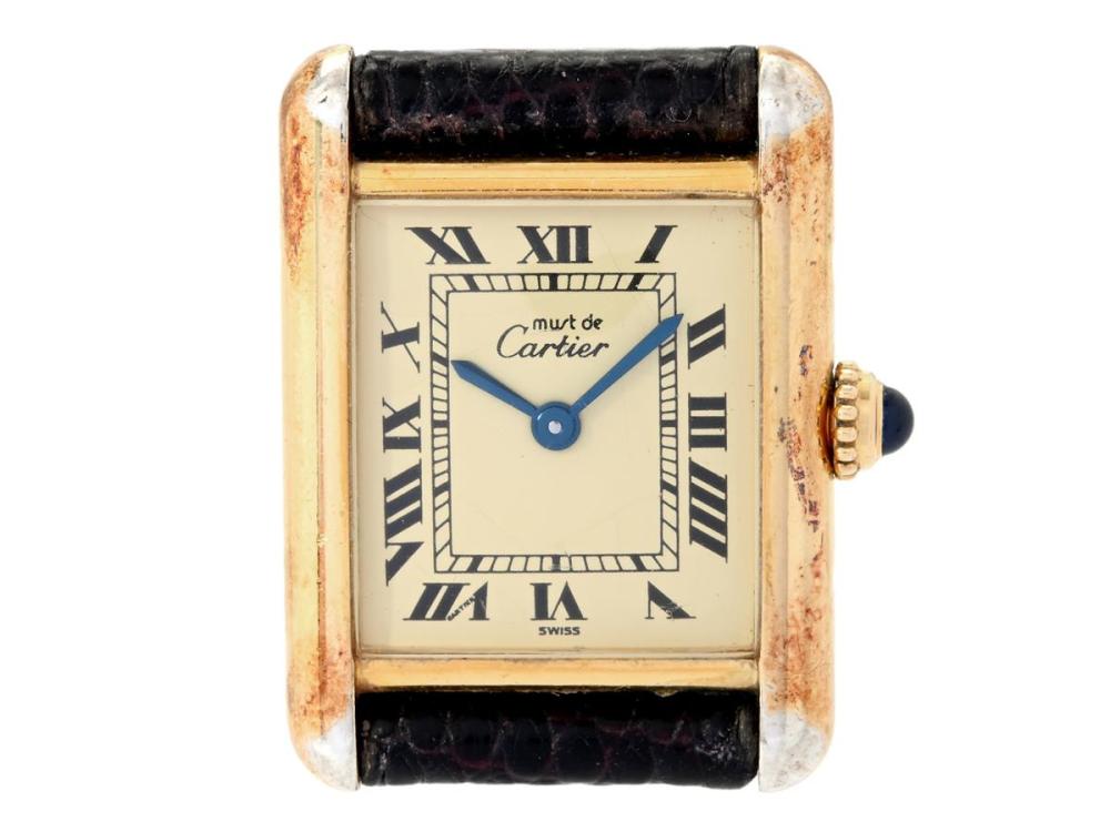 Watches

Cartier

must de CARTIER, Tank, Cal 057, Case no. 11119 / 5057001, ladies´ wristwatch, 20,5 x 20,5 (28) mm, gilt silver (partly worn off), quartz, mineral crystal, damaged dial, leather strap, approx. 1985, service dustbag.