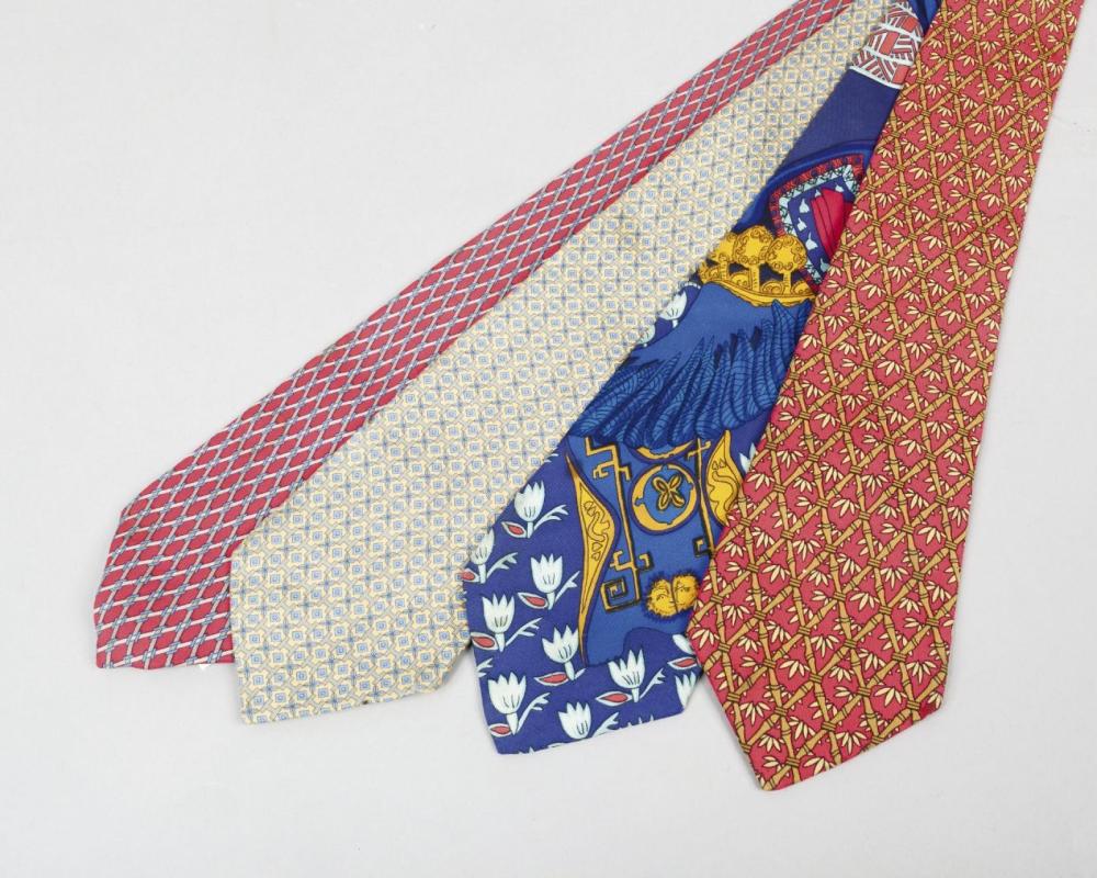 HERMES Paris made in France, LANVIN

Lot composé de trois cravates en soie imprimée, nous y joignons une cravate en soie imprimée pour Rolland Garros. Bon état (légères taches).