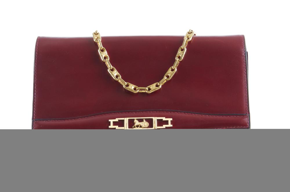CELINE Sac vintage

Circa 1975

Cuir veau Box lisse de couleur bordeaux

Garniture en métal doré

Largeur : 23 cm

Hauteur : 16 cm

Profondeur : 4 cm

État d’usage

Pression cassée totalement à l’intérieur, pas de fermoir fonctionnel
