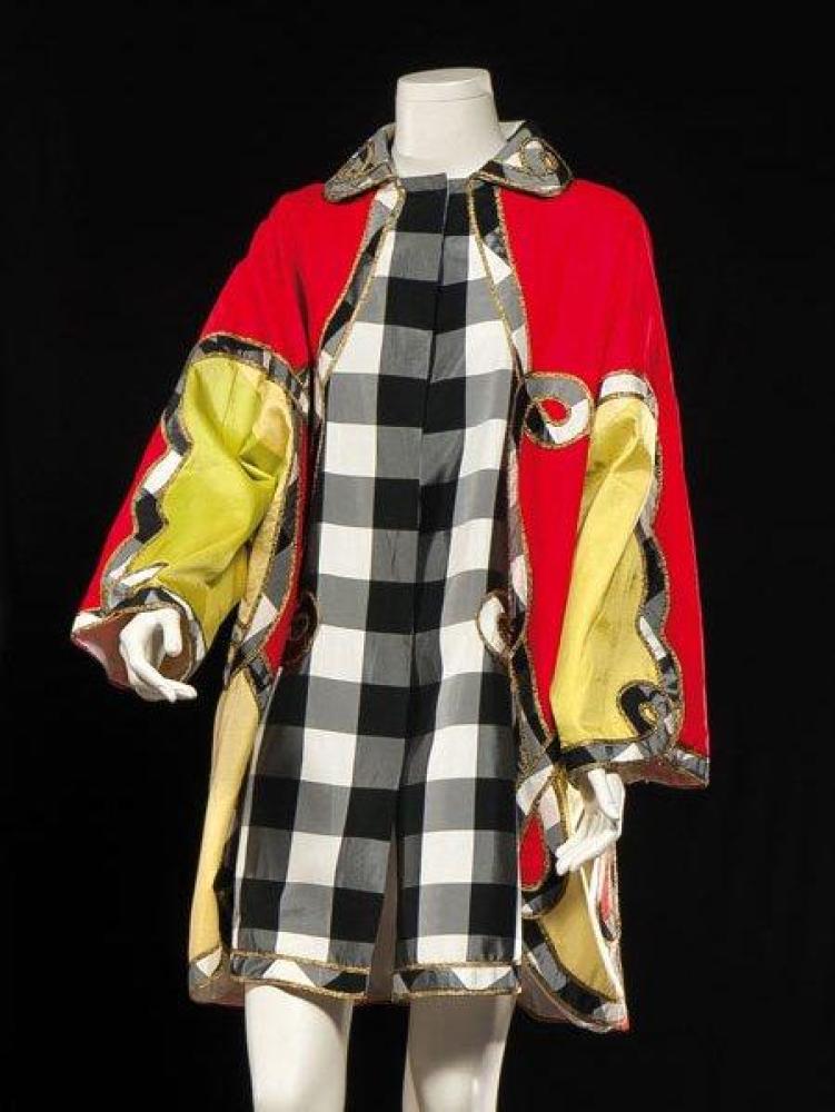 Gianni VERSACE couture, circa 1980

Ample 7/8 patchwork à dominante rouge, et damier noir, blanc, petit col, manches longues kimono. Griffe noire, graphisme blanc,