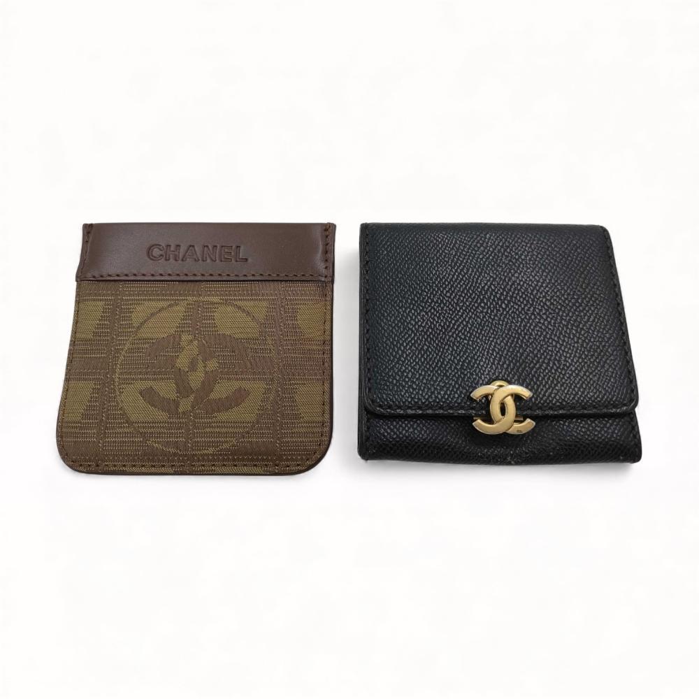 Description
Two authentic Chanel accessories, including a New Travel Line monogram pouch and a classic caviar leather coin purse, circa early 2000s. The brown jacquard pouch features smooth leather trim and an interior silver-tone chain, while the black caviar leather purse is finished with a gold-tone interlocking CC turn-lock closure. Interior markings include silver and gold-stamped Chanel logos, Made in Italy designations, and a serial sticker numbered 7092502 within the pouch.
Pouch: 9 cm x 9.5 cm
Coin Purse: 10 cm x 9.5 cm.