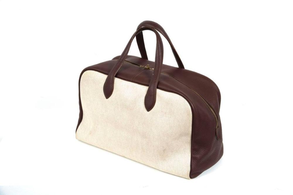 HERMES Paris made in France

Sac "Victoria" de voyage 43cm en toile enduite chinée beige et veau Clémence marron brûlé, femreture éclair à double curseur, double poignée. Bon état (salissures, traces)