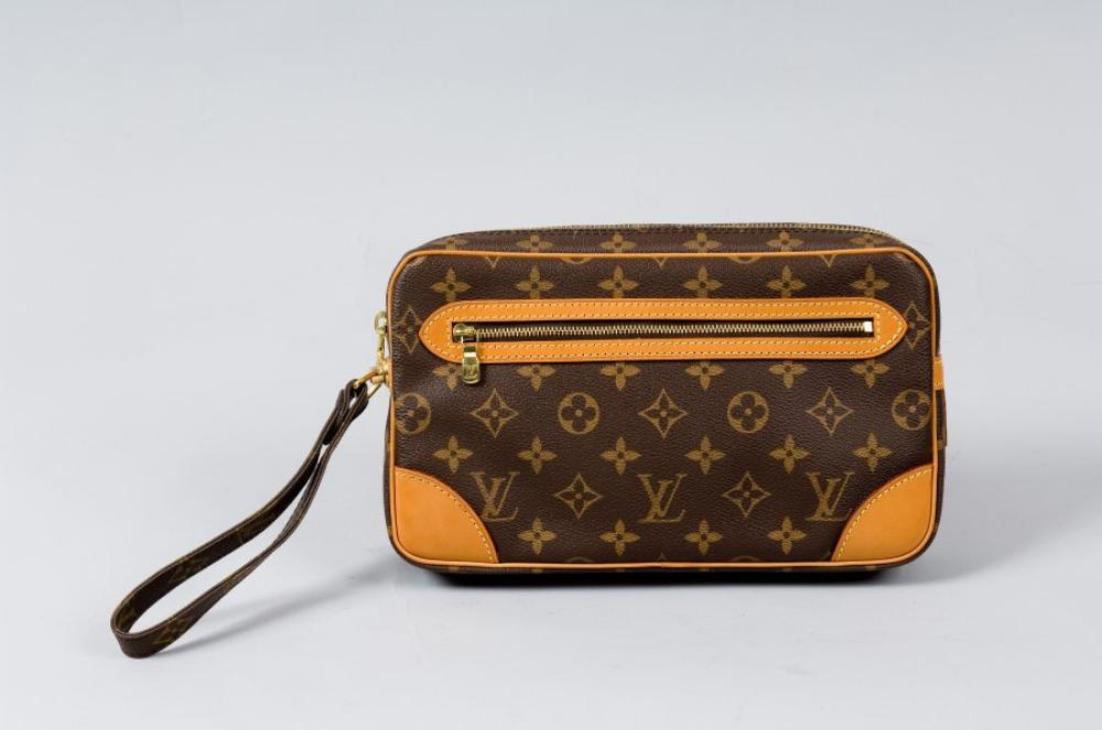 Louis VUITTON

Pochette "Marly dragonne" en toile monogram et cuir naturel, fermeture éclair, poche extérieure zippée, dragonne