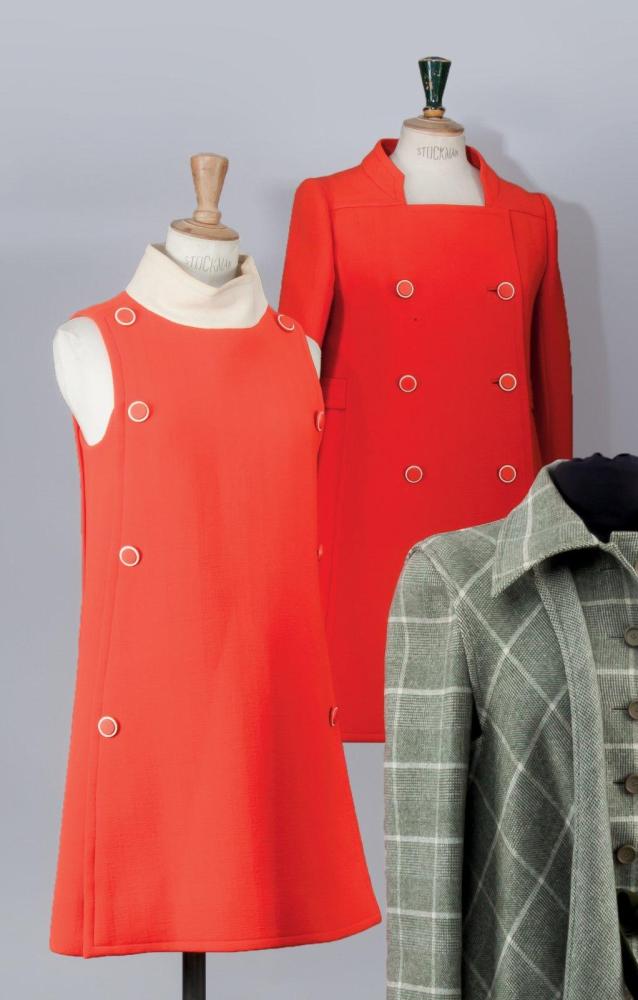 Emanuel UNGARO

Haute couture, n°096, circa octobre 1965 Manteau de forme trapèze en drap de laine orange, encolure montante sur un petit décolleté carré, épaule à effet de découpe et surpiqûre, double boutonnage, poches dans les coutures, manches longues, martingalle au dos; se porte avec une robe à col montant dégueulant en toile de laine écrue, emmanchure américaine, effet de panneaux évasés avec rappel du double boutonnage. (doublure en l’état)