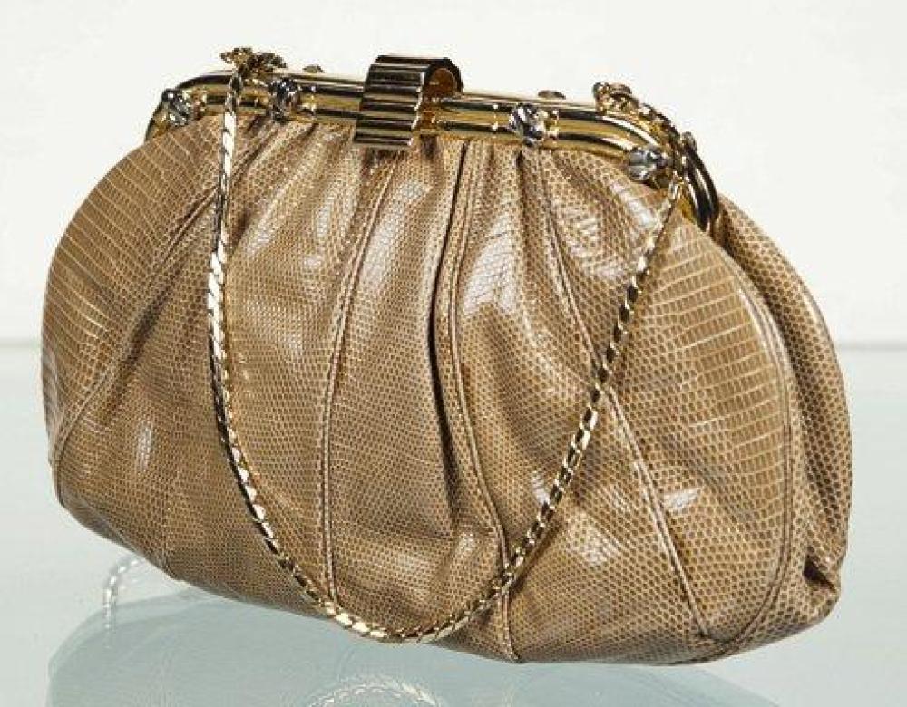 JUDITH LEIBER

Sac bourse en lézard miel à effet de froncé, armature en laiton doré rehaussée de grenouilles en acier chromé, fermoir clip godronné, anse bandoulière chaîne en métal doré. Bon état