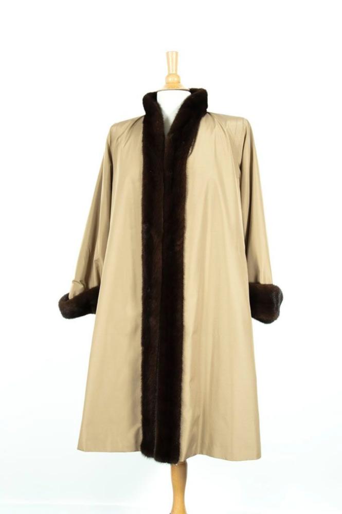 G. FISCHELIS

Pelisse en soie beige, col double parmenture et revers de manche et doublure en vison femelle Scanbrown, travail pleine peau