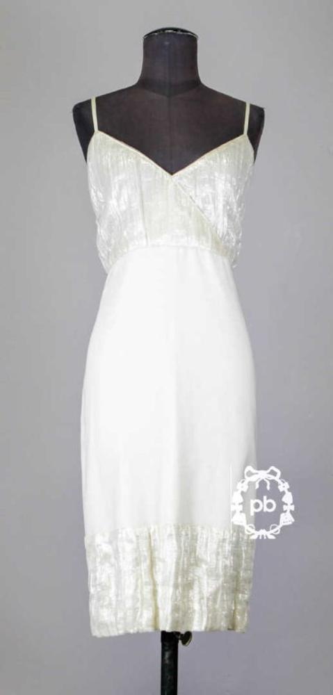 CHANEL (1999) ENSEMBLE en soie ivoire et...

CHANEL (1999)
 ENSEMBLE en soie ivoire et lurex irisé nacré : MANTEAU croisé 9/10 à col cranté sur double boutonnage siglé, poignets fendus, deux poches dans les coutures, ROBE à fines bretelles, décolleté en pointe (T40)