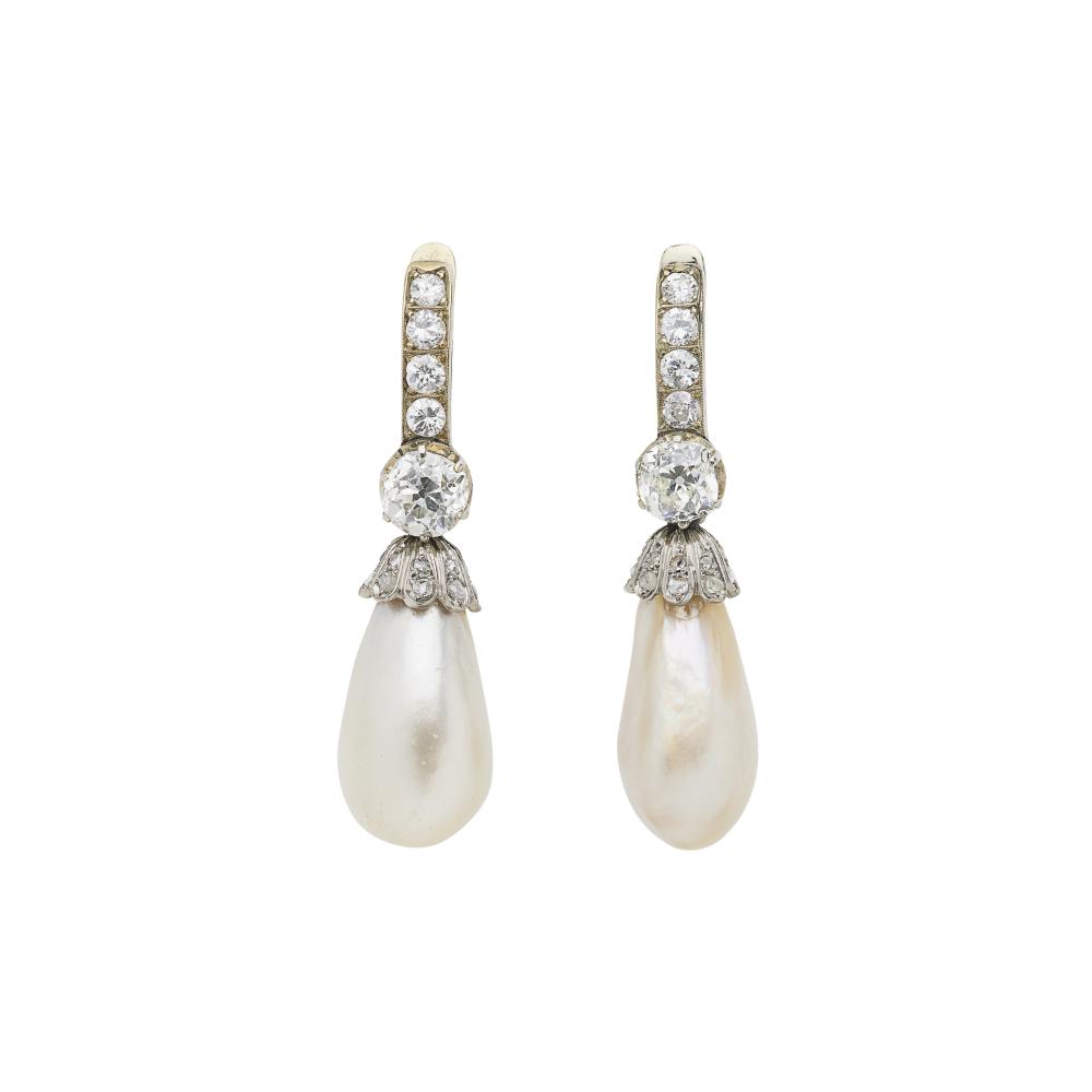 PAIRE DE BOUCLES D’OREILLES PERLES FINES ET DIAMANTS

Two baroque drop-shaped natural pearls, old and rose-cut diamonds, French import assay marks for platinum (850‰) and 18K white gold (750‰), unsigned fitted case 
SSEF, 2024, report no.137893: 2 natural pearls, measuring approximately 18.40 x 10.50 x 8.90 mm and 19.00 x 9.80 x 9.30 mm, saltwater 
Diamonds: for an approximate total weight of 1.60 - 1.80 carats 
Size/Dimensions: 4.0 cm high 
Gross weight: 9.80 grams