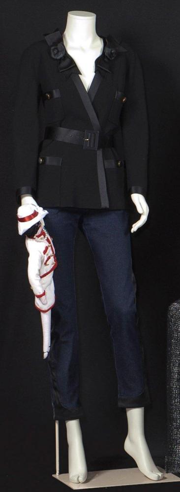 CHANEL circa 2008

Jean en denim bleu gansé de satin noir