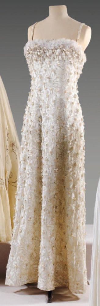 Pierre BALMAIN

Robe su soir longue en dentelle marescot beige, ivoire rebrodée de perles blanches, de gouttes façon cristal, de tulle, haut bustier à bretelles, jupe évasée Griffe blanche, graphisme noir