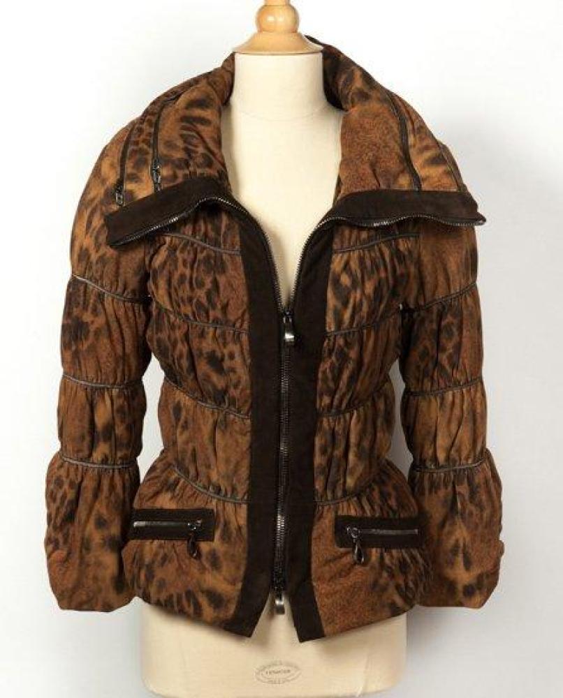 FONTANI

Doudoune en daim imprimé panthère, col châle, fermeture éclair sur deux poches passepoilées surpiquées et sur le col.