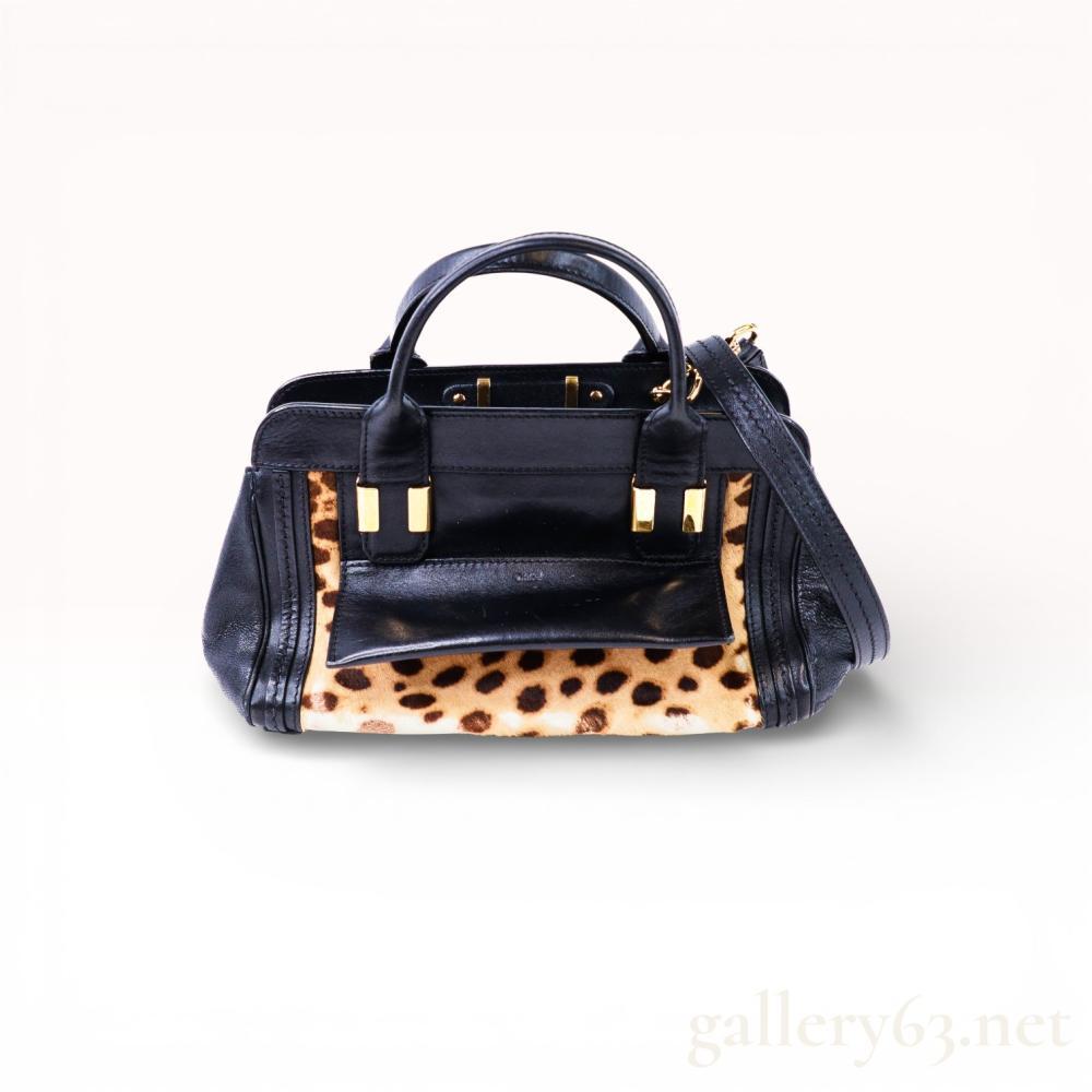 Description
Chloe Alice 2-Way Mini Handbag â Leather & Hair-On Calf, Black Accent, with Strap
Iconic Chloe Alice mini handbag crafted in smooth leather
Two-way design: handheld or worn on the shoulder with detachable strap
Elegant flap silhouette with clean lines and understated detail
Rare due to its mixed-material construction, offering heightened collector appeal


Approx. 35 × 17 × 19 cm (W × H × D) with a shoulder drop of 55 cm and handle drop of 10 cm