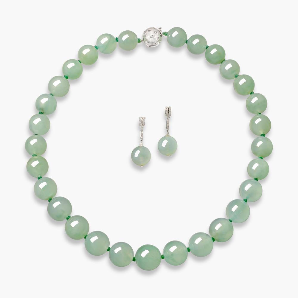 Jadeite Bead Necklace and Pair of Earrings | 天然翡翠珠 配 鑽石 項鏈 及 耳墜

The necklace composed of twenty nine jadeite beads of pale green colour and very good translucency, to the boule clasp decorated with brilliant-cut diamonds; the earrings set with brilliant-cut diamonds, suspending a jadeite bead of celadon colour and very good translucency.