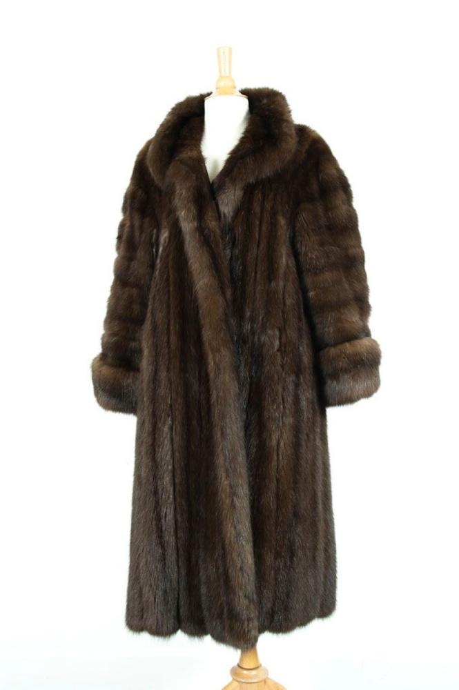 Bierger CHRISTENSEN

Manteau en Zibeline brune Bargouzine de Russie, petit col, double parementures, manches à travail horizontal avec revers