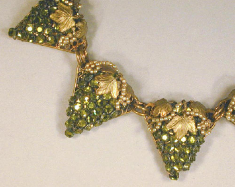 Miriam Haskell Grape Necklace

Lot 233
Miriam Haskell Grape Necklace
 Peridot color stones, trimmed with gilt-metal leaves and pearls.