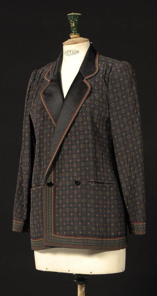 Emanuel UNGARO

Couture, circa 1970 /1980 Veste smoking en soie noire à motif géométrique rouge et vert, parementures coordonnées, col cranté arrondi recouvert de satin de soie noir, une poche poitrine, et deux poches horizontales, manches longues. Griffe blanche, graphisme noir.